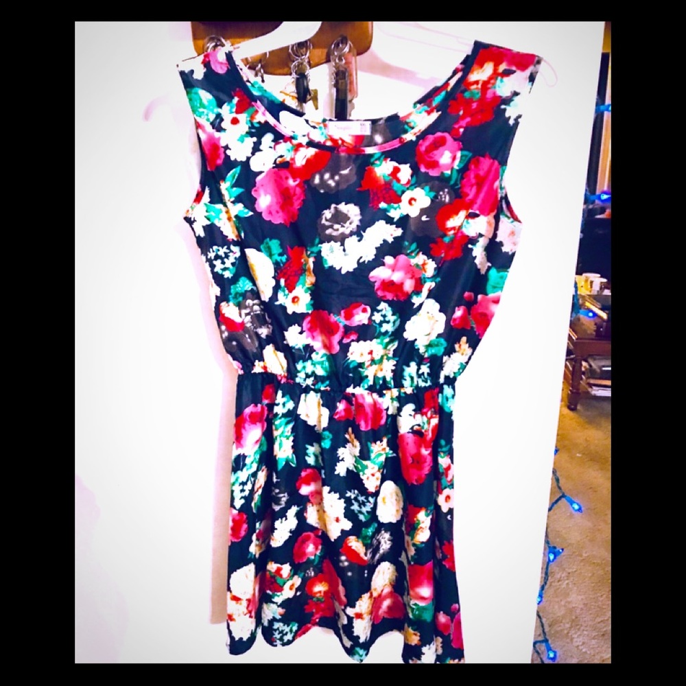 Summer Fantasy!  Gorgeous Singwing Midi Dress